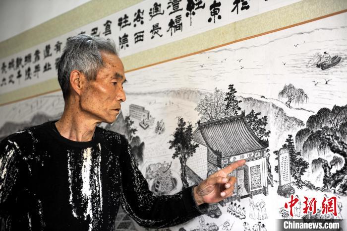 圖為王元利介紹圖中的建筑?！「咪?攝