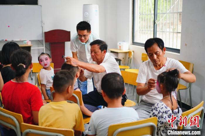 圖為程家訓(xùn)走進(jìn)校園給孩子們上一堂非遺文化傳承課。(資料圖) 程月華 供圖