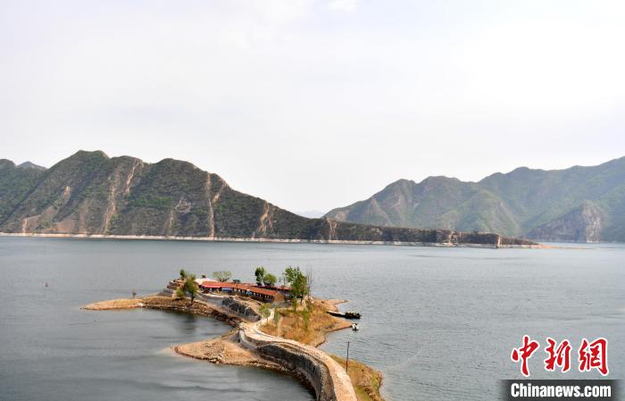 圖為潘家口水庫的“水下長城”?！№n冰 攝