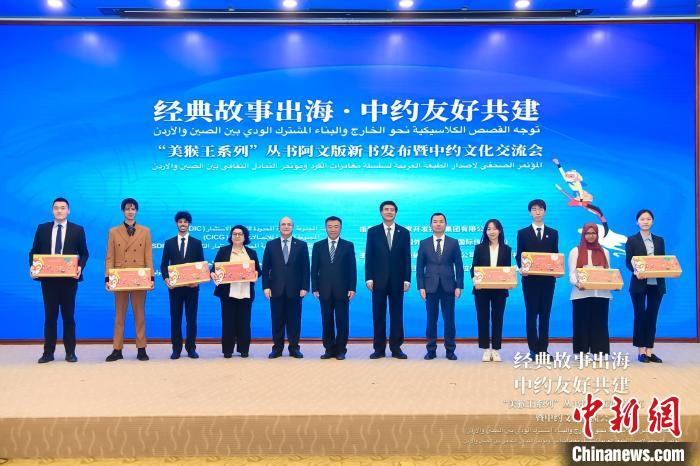 與會嘉賓向中阿青年代表贈書 中國外文局供圖 與會嘉賓向中阿青年代表贈書 中國外文局供圖