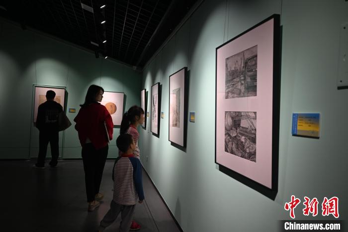圖為市民正在觀賞鋼筆畫作品?！埿?攝