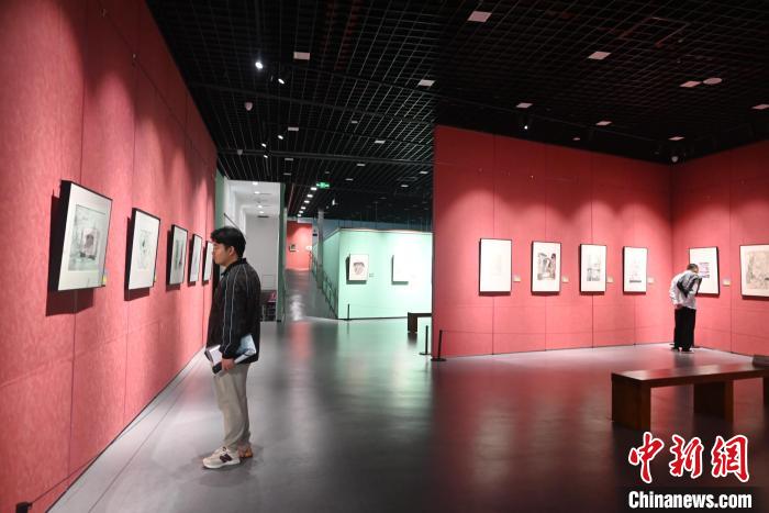 圖為市民在觀賞鋼筆畫作品展?！埿?攝