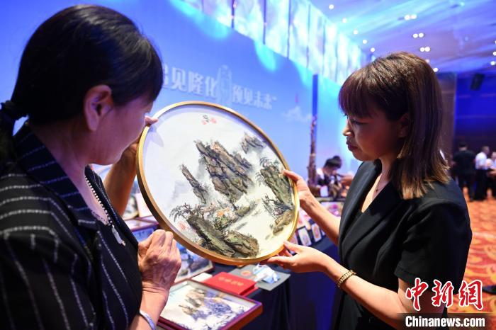 現(xiàn)場展示的樹皮畫 隆化縣委宣傳部供圖