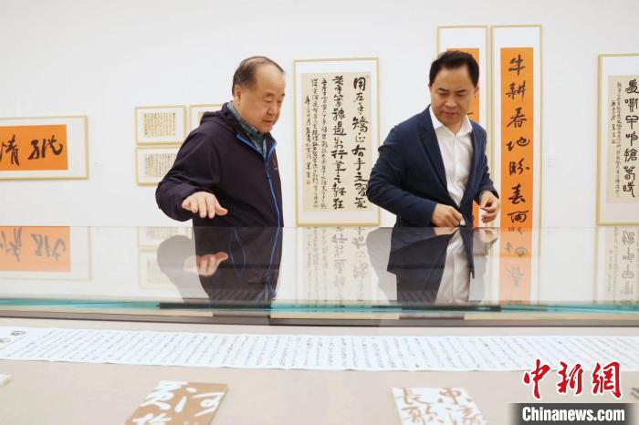 5月18日，莫言與好友王振在上海龍美術(shù)館(西岸館)觀看展覽。　<a target='_blank' href='/'>中新社</a>記者 張亨偉 攝