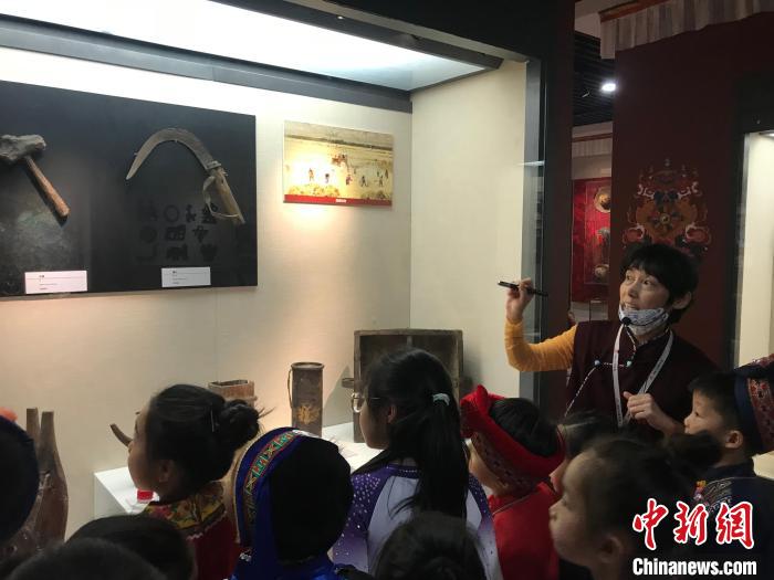 圖為中國人民大學附屬中學第二分校的小朋友們參觀“雪域星光——西藏傳統(tǒng)文化藝術(shù)展”。　陳建新 攝