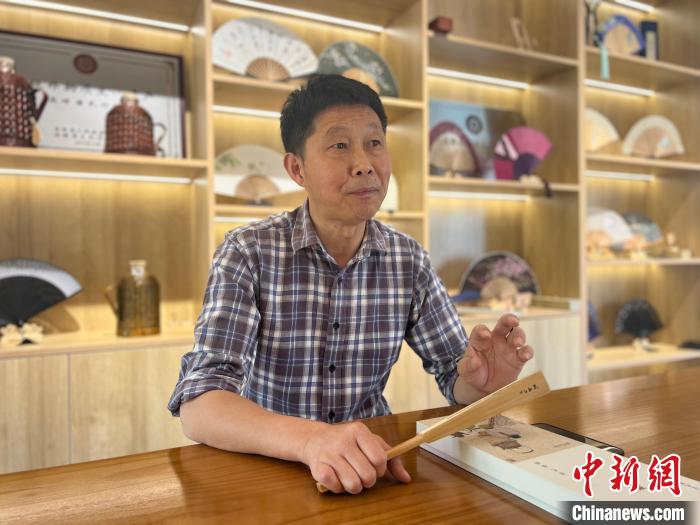 國家級非遺項目——王氏制扇技藝第五代傳承人王宏彬正在介紹竹扇?！Μ|瑋 攝