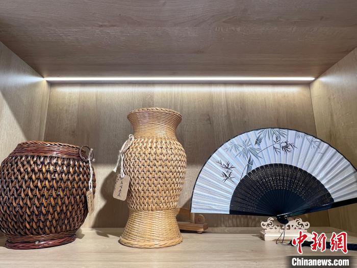 廣德市高峰村的一座非遺工坊，各類竹編制品琳瑯滿目。　儲瑋瑋 攝