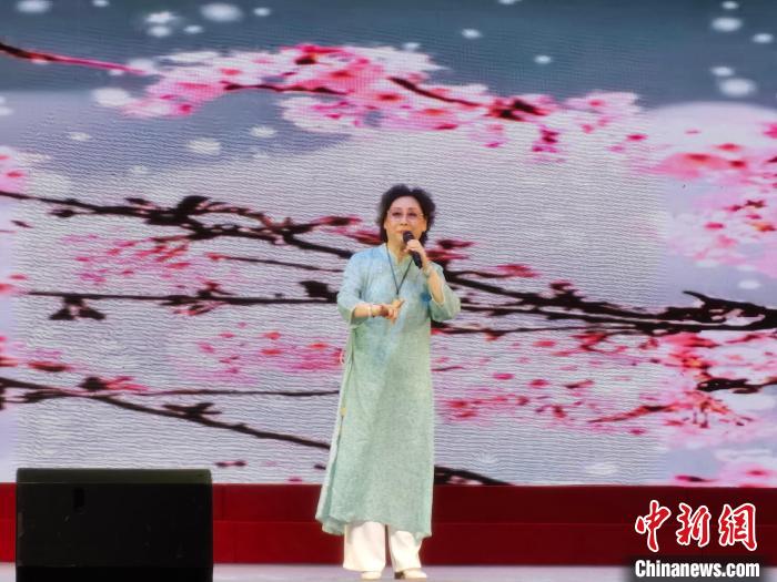 圖為中國(guó)戲劇梅花獎(jiǎng)獲得者、著名京劇表演藝術(shù)家梁維玲表演京劇《貴妃醉酒》選段?！巫雍?攝