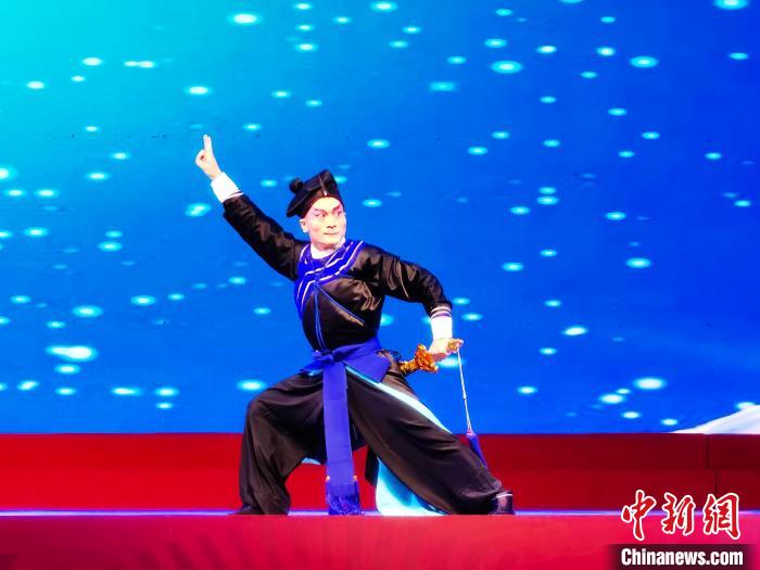 圖為中國(guó)戲劇梅花獎(jiǎng)獲得者郝士超表演河北梆子《林沖夜奔》武戲唱段?！巫雍?攝