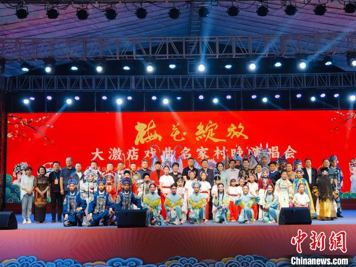 圖為演員與嘉賓合影留念。　呂子豪 攝