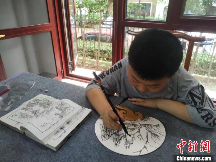 圖為少數(shù)民族學(xué)生正在扇畫創(chuàng)造?！〖t谷灘區(qū)委統(tǒng)戰(zhàn)部供圖