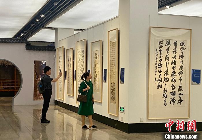 書(shū)法愛(ài)好者參觀邀請(qǐng)展 項(xiàng)菁 攝 書(shū)法愛(ài)好者參觀邀請(qǐng)展 項(xiàng)菁 攝