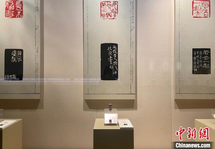 展出的日本篆刻家作品 項(xiàng)菁 攝 展出的日本篆刻家作品 項(xiàng)菁 攝