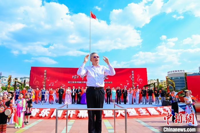 圖為于?，F(xiàn)場指揮觀眾合唱《歌唱祖國》?！≈鬓k方供圖