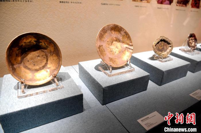 圖為展出的精美文物?！√镞M(jìn) 攝
