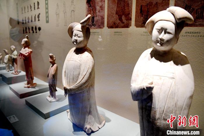 圖為展出的精美文物?！√镞M(jìn) 攝