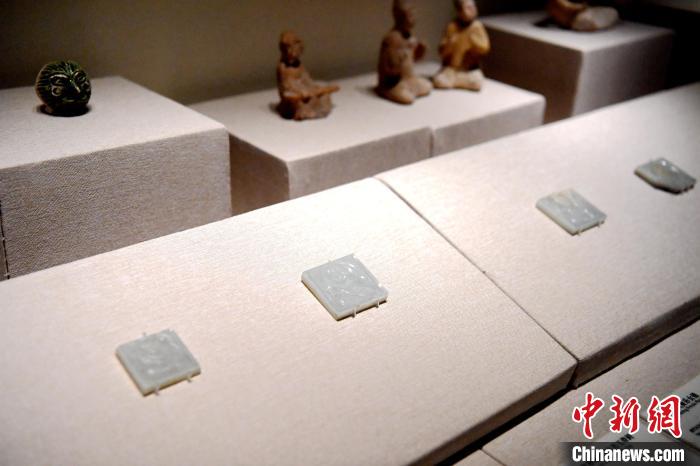 圖為展出的精美文物。　田進(jìn) 攝