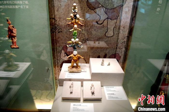圖為展出的精美文物?！√镞M(jìn) 攝