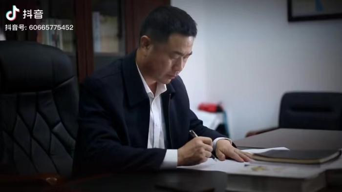 正在工作的解偉。抖音視頻截圖