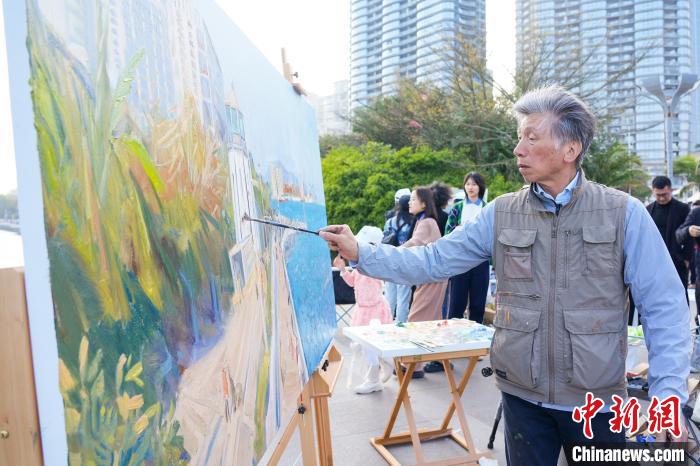 中國美術家協(xié)會主席、中央美術學院院長范迪安在創(chuàng)作中?！≠囁紴?攝