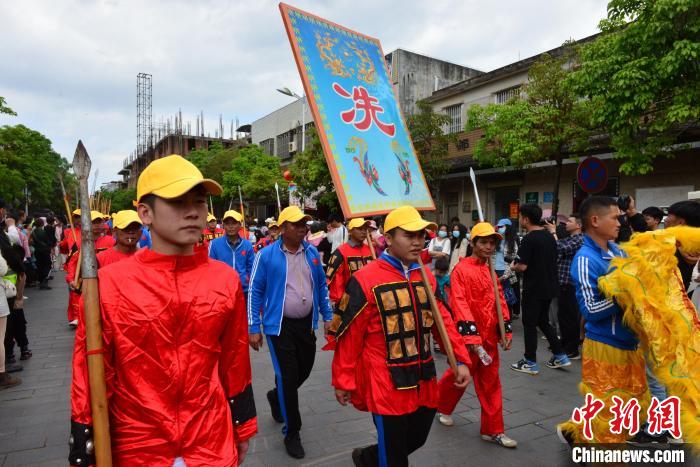 2月28日，?？谫蛉宋幕?jié)活動(dòng)現(xiàn)場(chǎng)，村民“裝軍”巡游?！×栝?攝