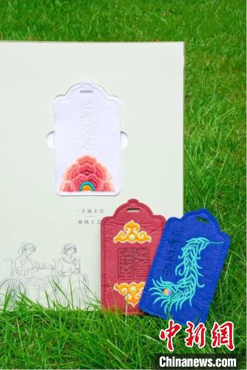 東南大學(xué)錄取通知書里的“彝繡”卡套 東南大學(xué)微信公眾號(hào)截圖 攝 東南大學(xué)錄取通知書里的“彝繡”卡套 東南大學(xué)微信公眾號(hào)截圖 攝
