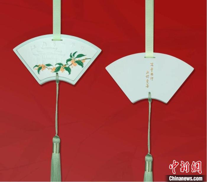 江南大學(xué)錄取通知書里的香牌 江南大學(xué)微信公眾號(hào)截圖 攝 江南大學(xué)錄取通知書里的香牌 江南大學(xué)微信公眾號(hào)截圖 攝