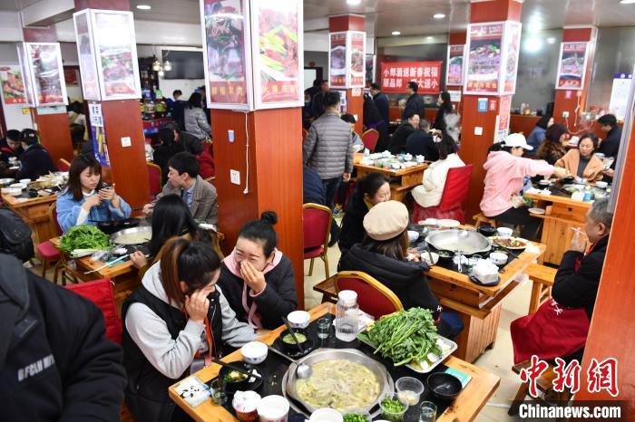 資料圖： 民眾冬至日吃羊肉湯。　張浪 攝
