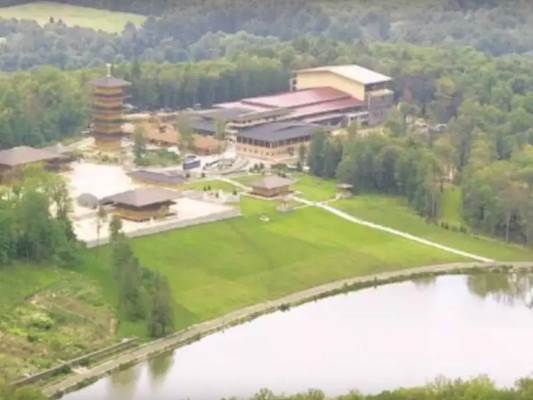 山上的橋AI 生成的內(nèi)容可能不正確。