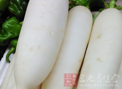 冬季皮膚瘙癢是血燥的表現(xiàn)，除了多喝水還要多吃降燥滋養(yǎng)的食物，白蘿卜，大白菜、柚子橙子都是不錯的