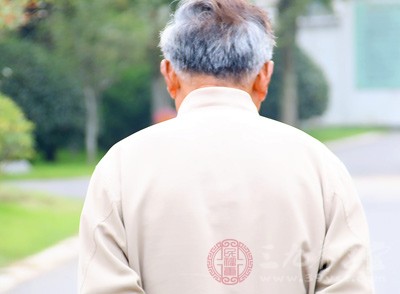 坐一段時(shí)間后應(yīng)起來走動(dòng)一下，使被牽拉的肌肉和韌帶得以放松