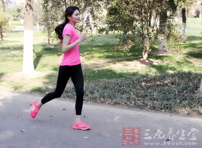每天跑步的人平均比沒(méi)有跑步習(xí)慣的人壽命長(zhǎng)