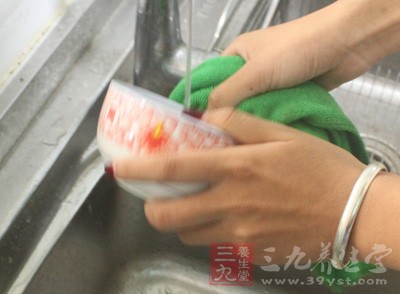 洗碗或洗菜時，雙腿稍稍用力，踮起腳尖