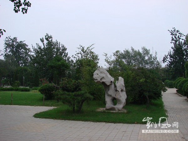 公園一角干凈整潔美麗的景色