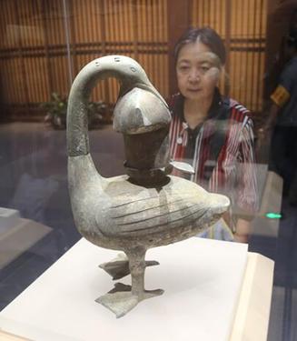 漢代馴火燃具：?；韬钅怪械臒?、熏、爐、灶