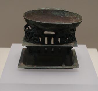 漢代馴火燃具：?；韬钅怪械臒?、熏、爐、灶