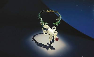 制作于約1970年的章魚項鏈，章魚緊握海藻花環(huán)，觸手則抓住一顆紅碧璽，呈現(xiàn)出超現(xiàn)實主義風(fēng)格。這條項鏈是一位男爵送給準新娘的結(jié)婚大禮，寓意充滿激情的愛。