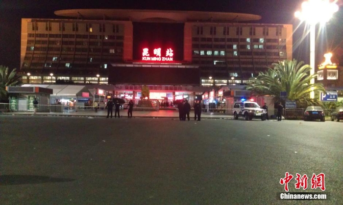 3月1日23時30分許，昆明火車站被警方封鎖，一樓售票廳空無人員。