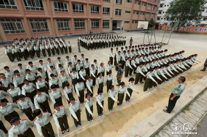 圖11：8月23日，學(xué)生們在廣西柳州市融安縣高級中學(xué)操場進(jìn)行單兵徒手隊列訓(xùn)練。（譚凱興攝）副本