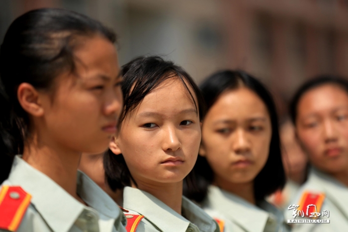 圖10：8月23日，學(xué)生們在廣西柳州市融安縣高級中學(xué)操場進(jìn)行單兵徒手隊列訓(xùn)練。（譚凱興攝）副本