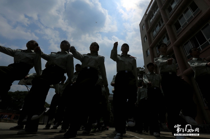 圖8、8月23日，在廣西柳州市融安縣高級中學(xué)操場，學(xué)生進(jìn)行齊步走原地擺臂練習(xí)。（譚凱興攝）副本