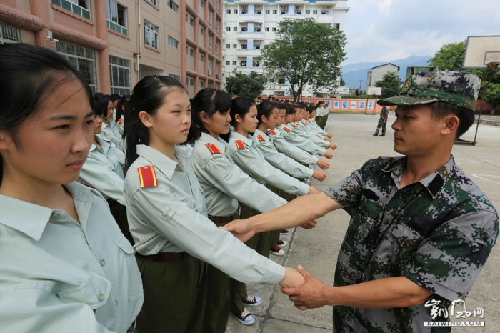 圖5：8月23日，在廣西柳州市融安縣高級中學(xué)操場，一名軍事教官為學(xué)生糾正齊步走擺臂動作。（譚凱興攝）副本