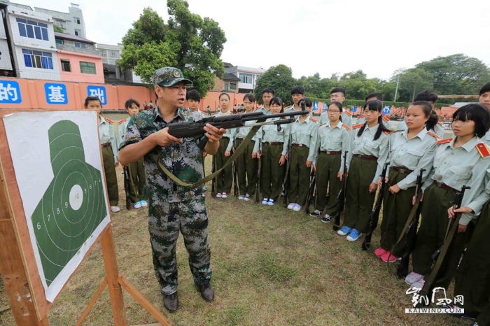 圖4：8月23日，在廣西柳州市融安縣高級中學(xué)操場，一名軍事教官為學(xué)生們講解56式半自動步槍的射擊要領(lǐng)。（譚凱興攝）副本
