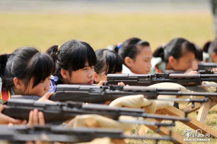 圖3：8月23日，一名女生在廣西柳州市融安縣高級中學(xué)操場進(jìn)行56式半自動步槍的瞄準(zhǔn)射擊訓(xùn)練。（譚凱興攝）副本