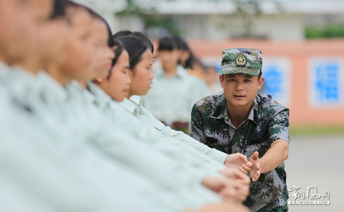 圖1：8月23日，廣西柳州市融安縣高級中學(xué)操場，一名軍事教官在指揮學(xué)生進(jìn)行齊步走原地擺臂訓(xùn)練。（譚凱興攝）副本