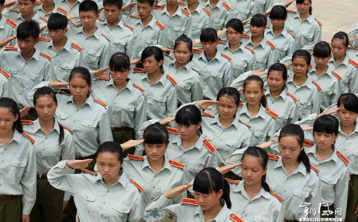 圖12：8月23日，學(xué)生們在廣西柳州市融安縣高級中學(xué)操場進(jìn)行單兵徒手隊列訓(xùn)練。（譚凱興攝）副本
