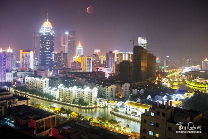 凱風(fēng)網(wǎng)友實(shí)拍“紅月亮”亮相天際
