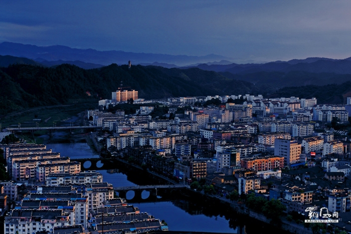 五百年的擁抱，一座城兩座橋