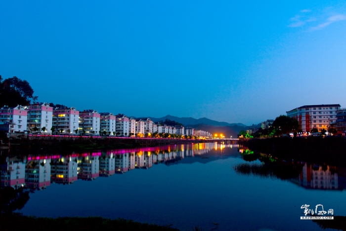 五百年的擁抱，一座城兩座橋