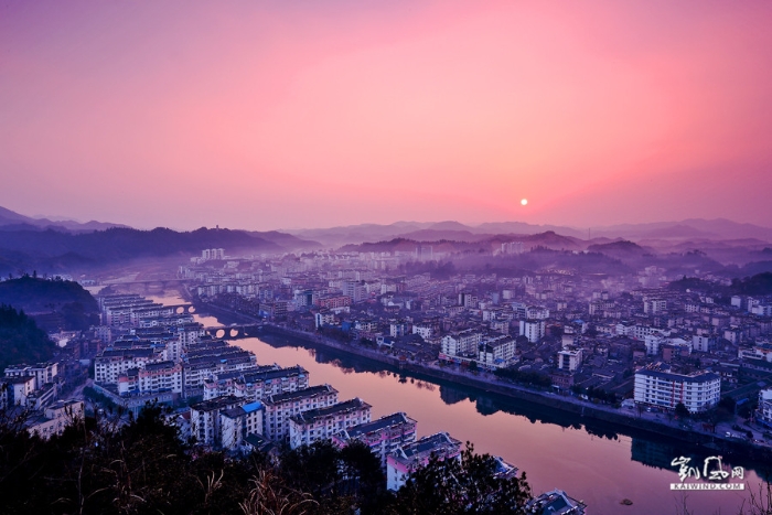 五百年的擁抱，一座城兩座橋